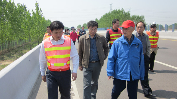 中国工程院沙庆林院士莅临养护公司尉许高速公路养护段实地调研