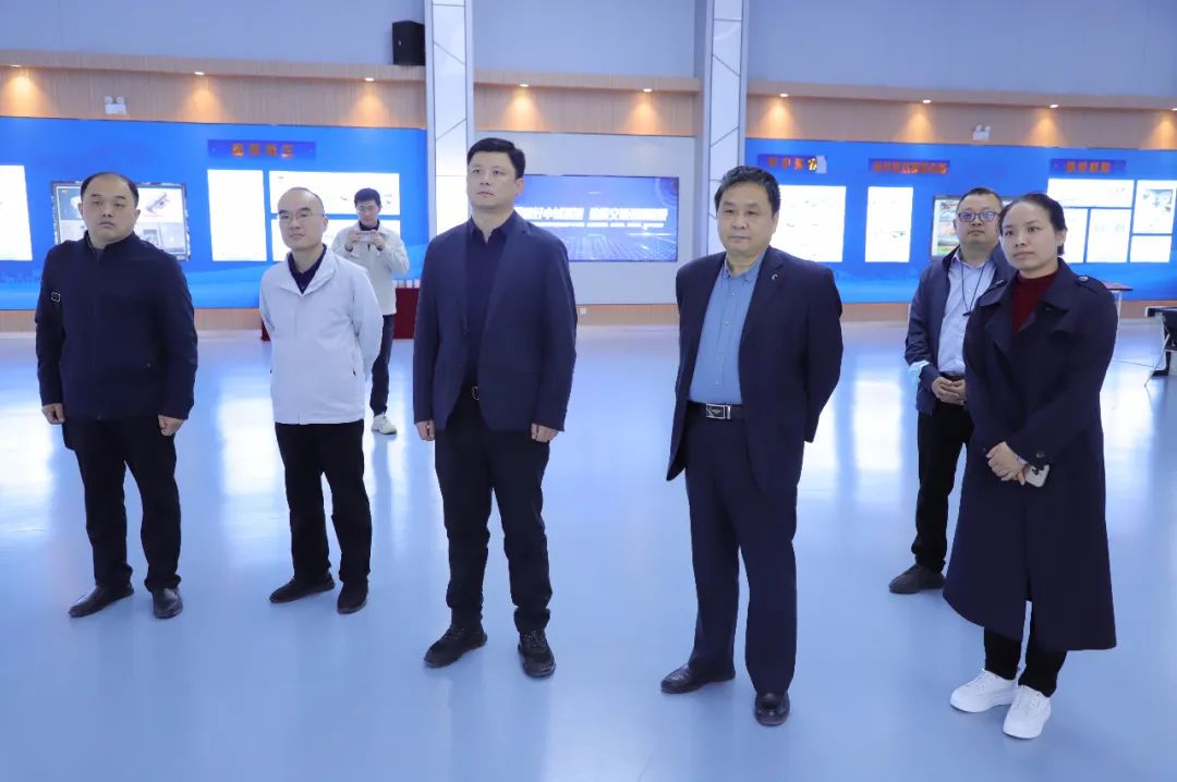 开封大学土木建筑工程学院院长王渊辉一行莅临万里交科智能制造产业园考察交流