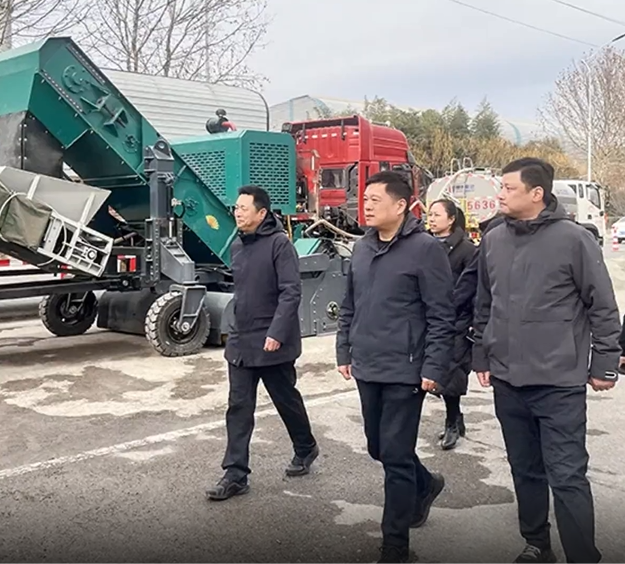 2月6日，中共魏都区委书记何长成在许昌市龙祥路，实地调研德通路面再生列车示范工程中试作业，鼓励万里交科和德通科技产品创新团队再接再厉，创造更多的好产品、好技术。