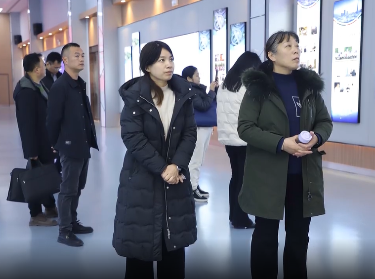 2月18日，湖北省襄州公路张萍副局长带队，来许昌市学院路调研两台路面再生列车同步施工具体工艺流程，交流德通路面再生列车在湖北省国省干线公路养护工程应用的具体质量控制和技术保障细节。