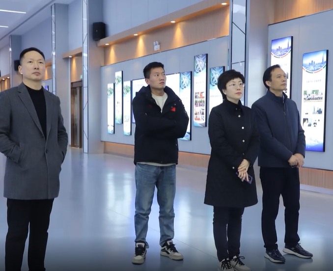 2月19日，济南金森林董事长赵凤华一行到学院路考察振动搅拌泡沫沥青就地冷再生技术，沟通交流德通路面再生列车如何更好地为山东省国省干线公路养护品质和效率提升，发挥更好作用。