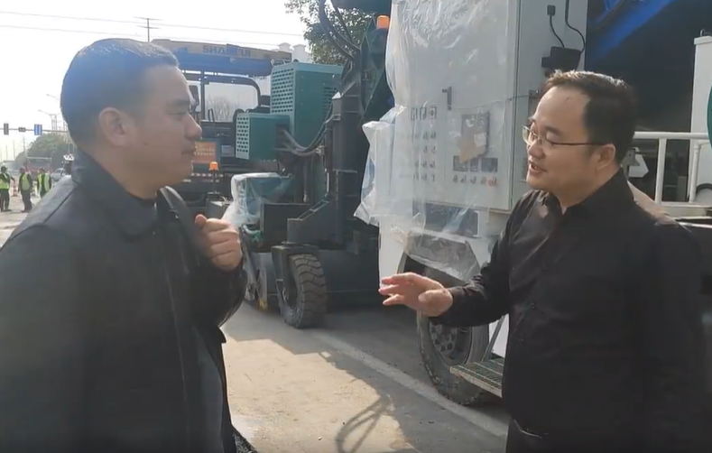 2月25日，杭州天禧公路养护科技有限公司总工程师蒋勉到学院路考察振动搅拌泡沫沥青就地冷再生技术