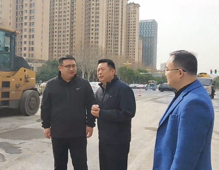万华交通科技核心团队考察德通路面列车在许昌市魏文路施工作业，沟通启动《振动搅拌聚氨脂路面列车》技术合作推广事宜。