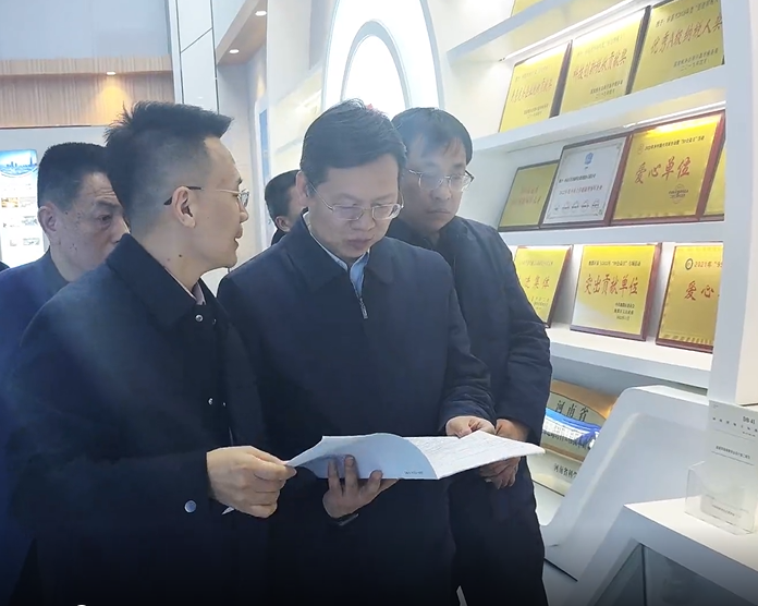 3月18日，湖南省湘西土家族苗族自治州副州长刘冬生一行莅临万里交科集团，考察调研德通路面再生、固废再生等系列技术和装备。
