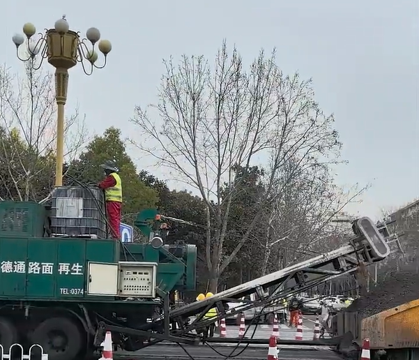 春暖花开，许昌市魏文路德通路面再生列车高品质顺畅作业