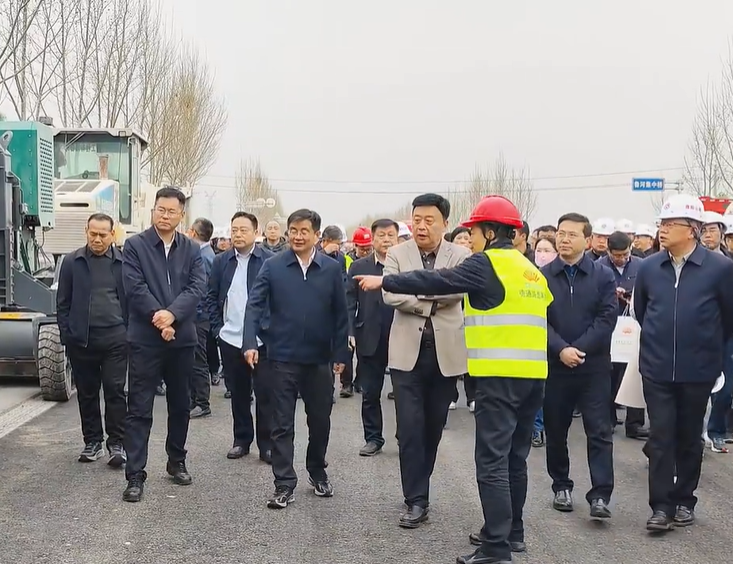 3月27日下午，河南省交通事业发展中心党委书记、主任马会和濮阳市副市长聂长明等领导，带领18个地市公路养护相关负责人在濮阳举行全省普通国省道养护管理观摩活动，万里交科集团董事长张良奇代表德通路面再生技术团队在101省道濮阳段再生列车工程施工现场，汇报应对重载大流量国省干线公路大修共性需求，德通路面再生列车技术参数配置优化以及工程应用成果。