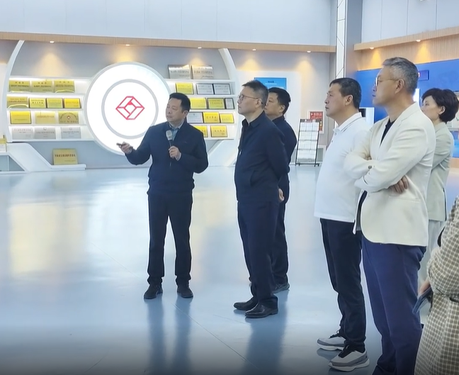 4月14日，上海市青浦区委常委、统战部部长张得志率青浦区工商联企业团莅临万里交科集团，考察调研德通振动搅拌路面再生技术。