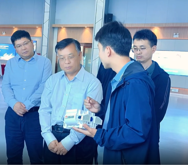 4月23日，省政府政策研究室一级巡视员皇甫小雷一行莅临德通，调研路面再生工业互联网和混凝土搅拌工业互联网平台建设，以及德通振动搅拌技术、德通路面再生列车、万里交科非开挖检测加固等国内国际领先产品和技术创新应用成果。