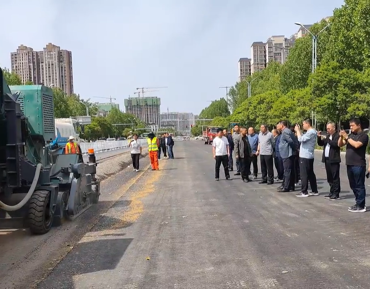 4月24日，三门峡市公路系统领导专家莅临许昌考察交流德通路面再生列车装备与技术。