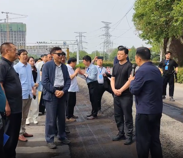 4月25日下午，苏豫渝川四省市报业大咖到德通智能科技股份有限公司施工现场及总部采风，进行一场媒体人与科技力量的深度对话。在“竞风流 更出彩”苏豫渝川媒体融合发展交流会暨三国文化许昌采风活动中，德通路面再生列车技术吸引了来自江苏、河南、四川、重庆四省市80余名媒体记者的关注。