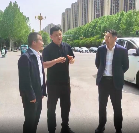 4月24日，中国化学工程集团南方建设投资（广东）有限公司总经理刘铁军一行莅临许昌签署战略合作协议，调研指导德通路面再生列车在魏文路运行作业，共同促进德通路面再生技术创新成果在全国应用推广！