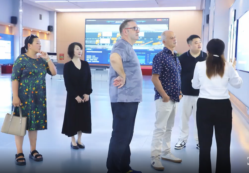 5月14日上午，新西兰TT混凝土公司董事长卢澎、Terra Nexus公司董事黄瑜霏、MultiMarketing公司首席执行官Patrick English、Tonkin&Taylor公司首席岩土工程师John Leeves、CLL Service & Solutions公司董事Terry Donnelly共同莅临万里交科智能制造产业园，考察调研德通路面再生列车及路面再生产业互联网平台，凝聚共识，深化合作，为全球交通事业高质量发展贡献中国方案、中国智慧和中国力量!